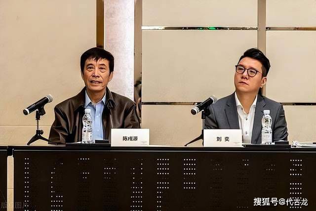 交警成为小混混的警犬